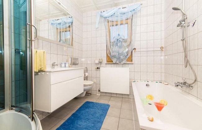 Spacious Holiday Home With Pool and Hot Tub in Kastel Stari - Foto 14