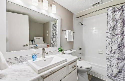 Sleek 2BR Stay with Pool, Gym, and Modern Comforts - Foto 19