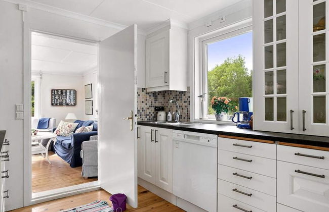 Seaside Cottage With Balcony and Grill - Photo 7