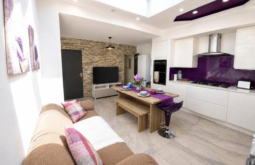 Spacious 5BR Home with Garden, Games & Parking Near Heathrow Windsor - Foto 1