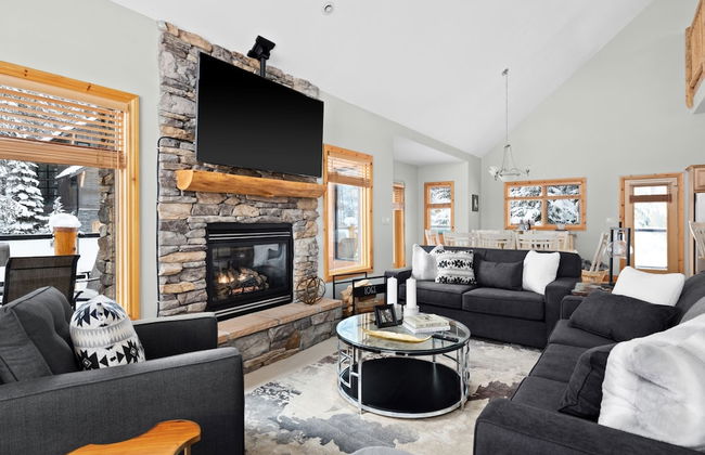 MODERN 4,500 sqft Ski Chalet: 5 Br + 6 Ba | Pool Table | Pool + PRIVATE Hot Tub - Photo 22