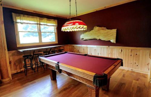 Water's Edge, Covered Porch, Deep Creek as your Backyard Haven, Hot Tub, Pool Table, Fire Pit, Close to Town & Entrance to National Park - Foto 15