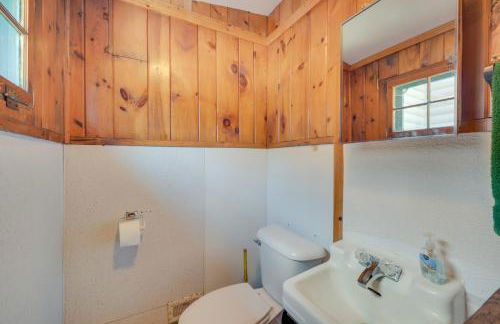 Spacious Winter Retreat with River Access and Kayaks! - Foto 24