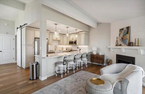 Elegant 4-Season Lake Geneva Condo with Fireplace! - Foto 7