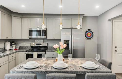 Modern 5BR, Kid-Friendly Home In Poconos with Pool Table - Foto 34