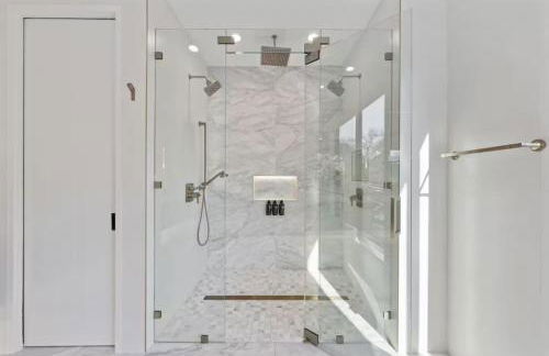 Barton Springs Luxe Heated Pool Spa Sleeps 16 - Photo 66