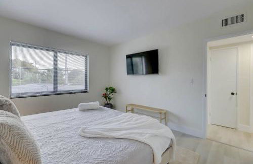 2BR Coastal Getaway! - Foto 16