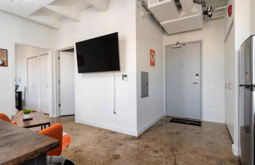 Artistic Loft Rooftop Uptown Montrose Beach GymWFH - Photo 13