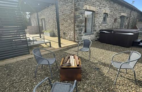 Beudy at Pentrecelyn - a gorgeous barn conversion with hot tub - Foto 8