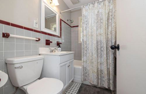 OPEN 4BR2BA Sleeps 8 Near Hwy Covered Deck - Foto 14