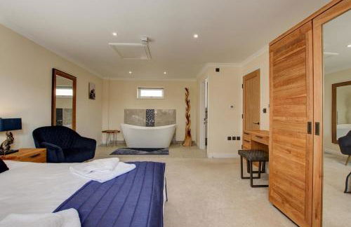 Hunters Cottage - Luxury, high end, hot hub, AC, slipper bath, couples retreat - Photo 23