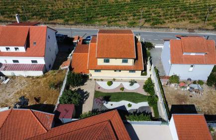 Charming House in Cortiçada with Balcony and Mountain View - Foto 32