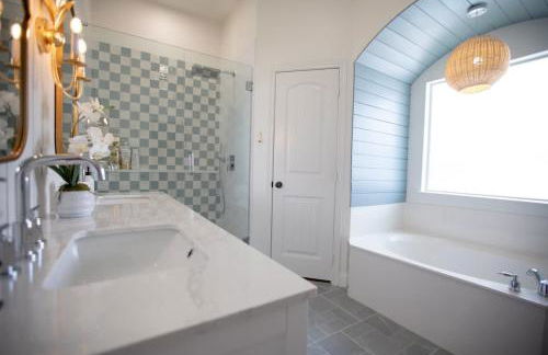 Spacious 4BR with Pool and Grill - Near Lakes and Harbor - Foto 3