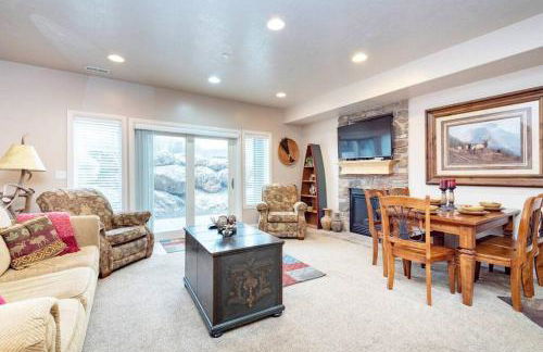 Lakeside Escape 2 BR with Hot Tub - Foto 5