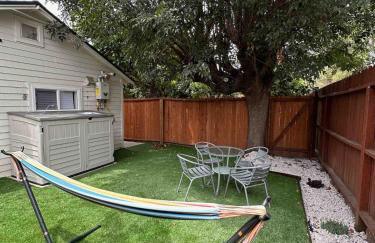 Modern Private Guesthouse with Parking, Yard, and Washer Dryer - Foto 25