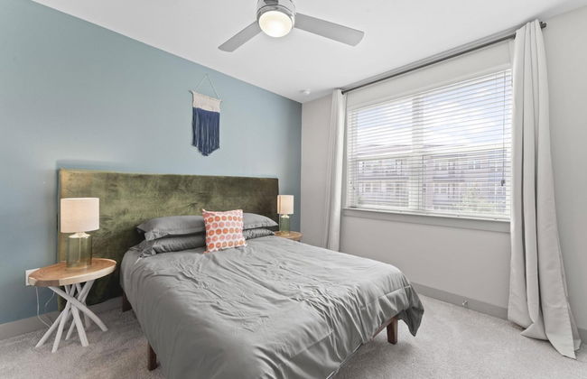 Airy 1BR King Suite Close to Downtown w Fast Wifi - Foto 8