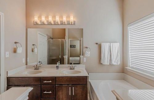 The Castle by the Lake with Pool and Balcony near Grandscape - Foto 51