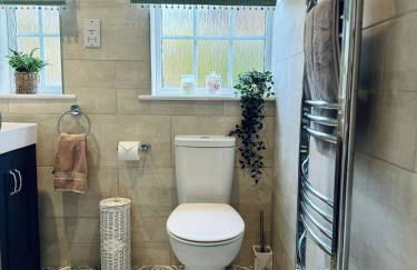 'BRAMLEY FALL COTTAGE' NEW AVAILABILITY - Attached Cottage,3 Bedrooms-1 on ground level, SLEEPS 6-2 Bathrooms, Wittering and Chichester easy drive, Child friendly,Small Breed Dog Friendly 2 max, Parking-EV Point - Foto 22