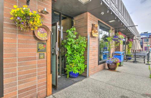 Modern Downtown Apt - Walk to Parks and Cafes! - Photo 3