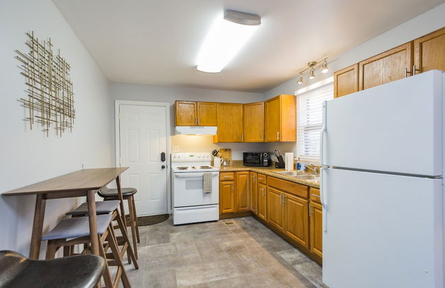 Savor the Homey Vibe at a Chilled Nest Five Min Downtown - Foto 14