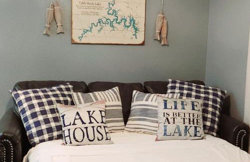 Cozy Lakeside Getaway - Outdoor Theater - Free Early Check-In- 4min to Silver Dollar City - Foto 33