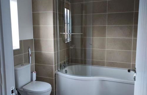 Comfortable 4BR stay in Bourne, Free Parking, Sleeps 7, Families & Contractors Welcome - Foto 31