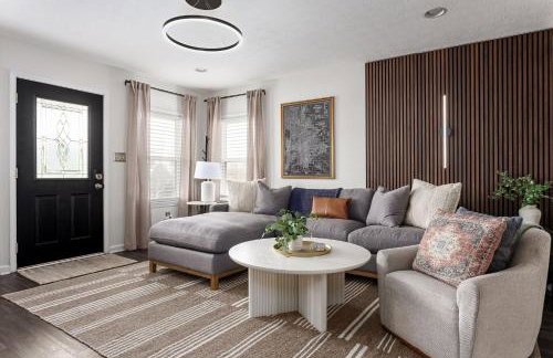 Capitol House - 3 Bed 1 Full and 1 Half Bath, Pet Friendly with Hot Tub walk to Lucas Oil Stadium - Foto 2