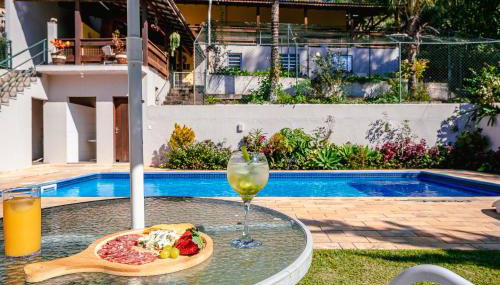 Refúgio e diversão para FAMÍLIAS a 60 min de SP - Piscina, Churrasqueira, wifi 300Mbps - PETFRIENDLY - Foto 3, Garden view