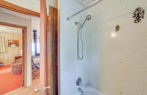 Dock and Fire Pit Lakefront Cottage in Gould City! - Foto 14