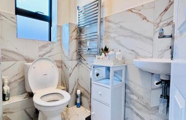 Luxury 5BR Stay With City Access - Photo 6