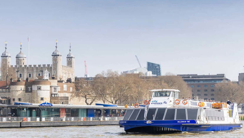 Navegando junto à Torre de Londres