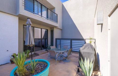 Stylish Gated TH + private heated pool + hot tub - Foto 12