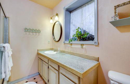 Less Than 1 Mi to Jefferson Healthcare Nurse-Ready Rental - Foto 18