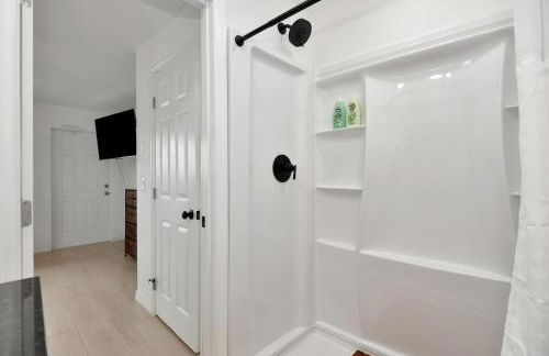 Modern King Suite #12 - Steps to Beach - Foto 12