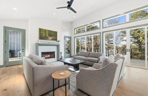 Lakeside Luxe-Lake Access-Hot Tub-Amazing Patio - Foto 2