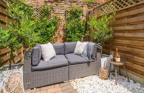 Charming 2 Bed Cottage - within city walls - free parking- garden - Photo 38