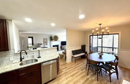 The Canopy 4BR Forest Escape Spa, Sip, and Unwind - Foto 33