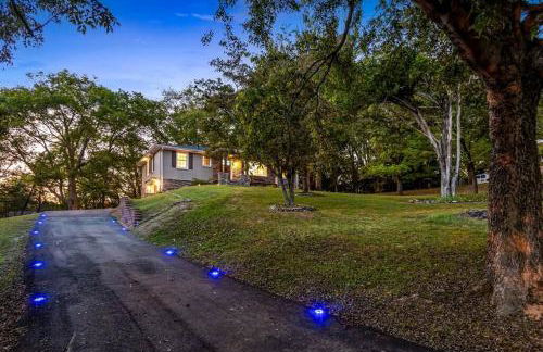 Hillside Hot Tub Hideaway! King Bed / Fire Pit - Foto 39