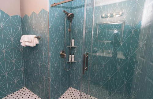 Golfers Paradise 4-hole PUTT-PUTT, Mega Chess with huge backyard, hammock - Photo 22