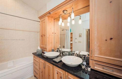 Oceanfront Luxury Villa 5Bedroom and 4Bath Beach Access - Photo 44