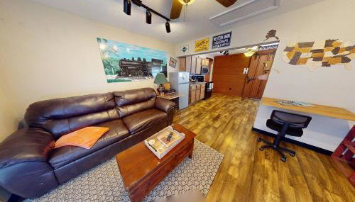 Train Themed Hobo Hideaway Near City Square - Foto 2