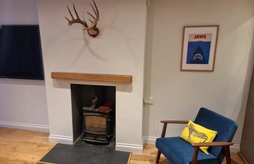 Neet Retreat - sleeps 7 next to beach - Foto 7