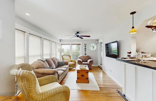 Steps to Crystal Lake! Group Getaway with Hot Tub - Foto 16