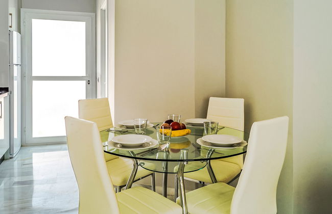 2 bedroom Apartment in Marbella with swimming pool and garden - Photo 6