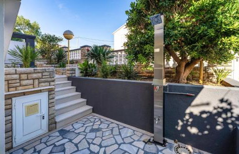 Stunning Apartment In Rtina - Photo 9