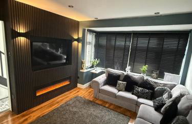 Stunning Open Plan 3 Bedroom House - Photo 2