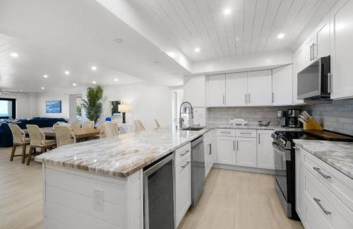 Luxury direct oceanfront corner with large private balcony, heated pool and garage - Photo 40