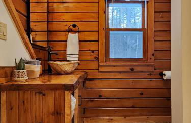 Stylish Forest Lodge with Large Hot Tub, Firepit and Fireplace minutes to Gore Mountain - Foto 48