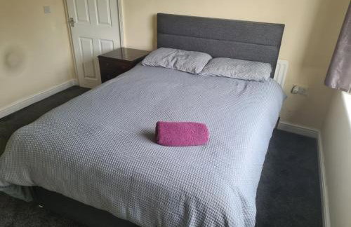 L & J Escapes - 8 Bedrooms suitable for Contractors and Families- Private parking available for 6 vehicles - Foto 13