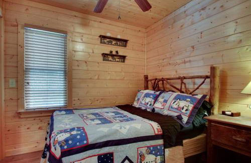 Astounding River View - Outdoor Hot Tub, Volleyball Net, Game Room + More! - Foto 32